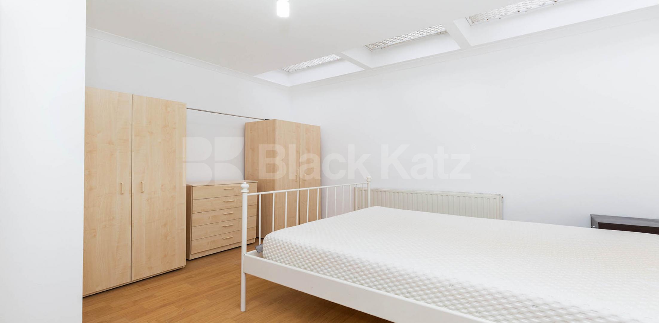 			LOCATION LOCATION LOCATION !!!, 1 Bedroom, 1 bath, 1 reception Flat			 Swan Yard, ISLINGTON N1